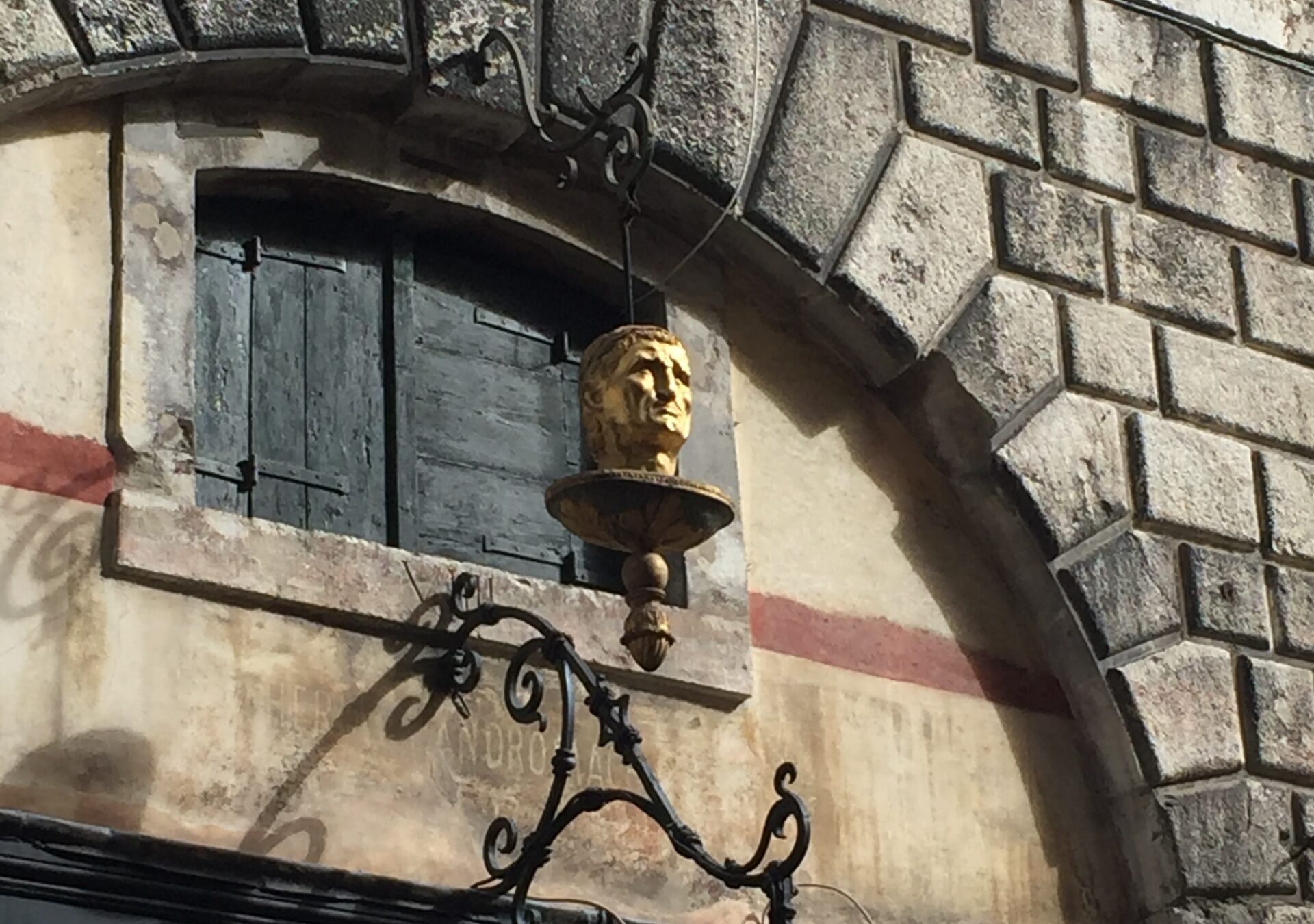 The golden head at the foot of the Rialto Bridge